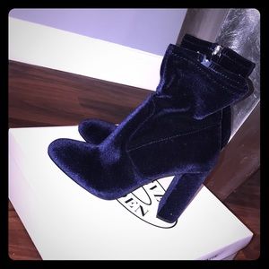 🅱️rand 🆕 Steve Madden Velvet Booties (Navy) 😍